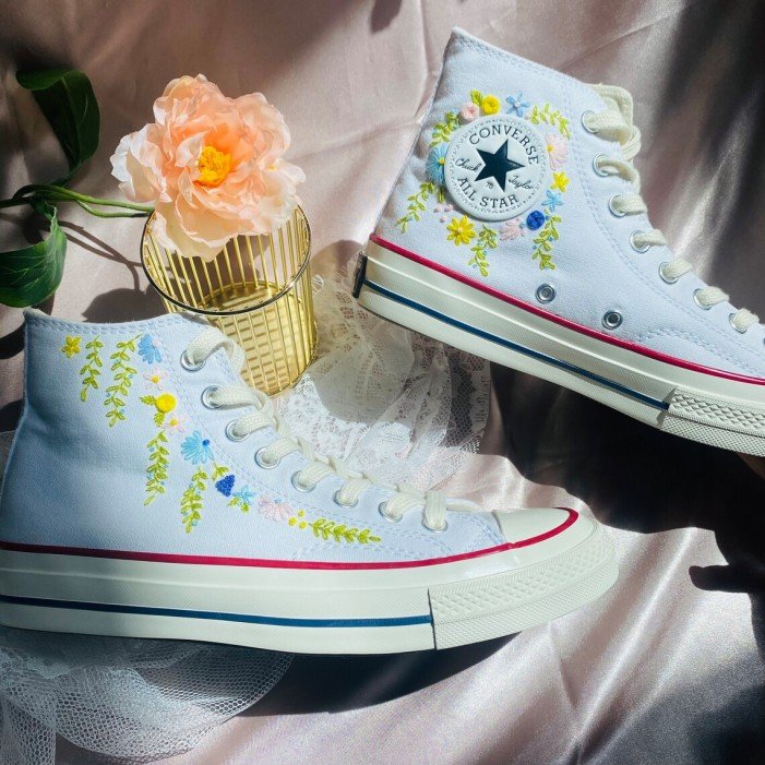 Renkli Çiçek Desenli Özel Nakışlı Beyaz Sneaker Renkli Çiçek Desenli Özel Nakışlı Beyaz Sneaker