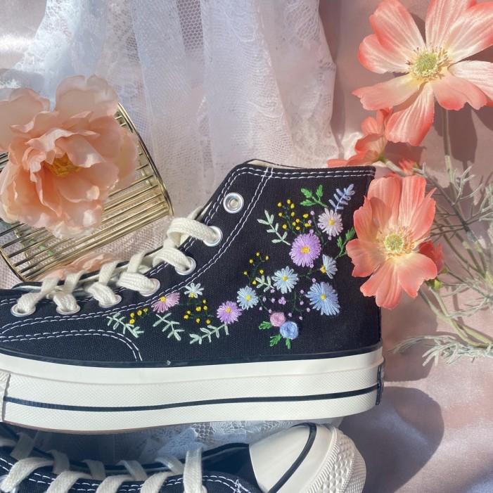 Renkli Çiçek Desenli Özel Nakışlı Siyah Sneaker Renkli Çiçek Desenli Özel Nakışlı Siyah Sneaker