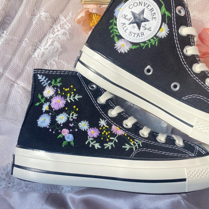 Renkli Çiçek Desenli Özel Nakışlı Siyah Sneaker Renkli Çiçek Desenli Özel Nakışlı Siyah Sneaker