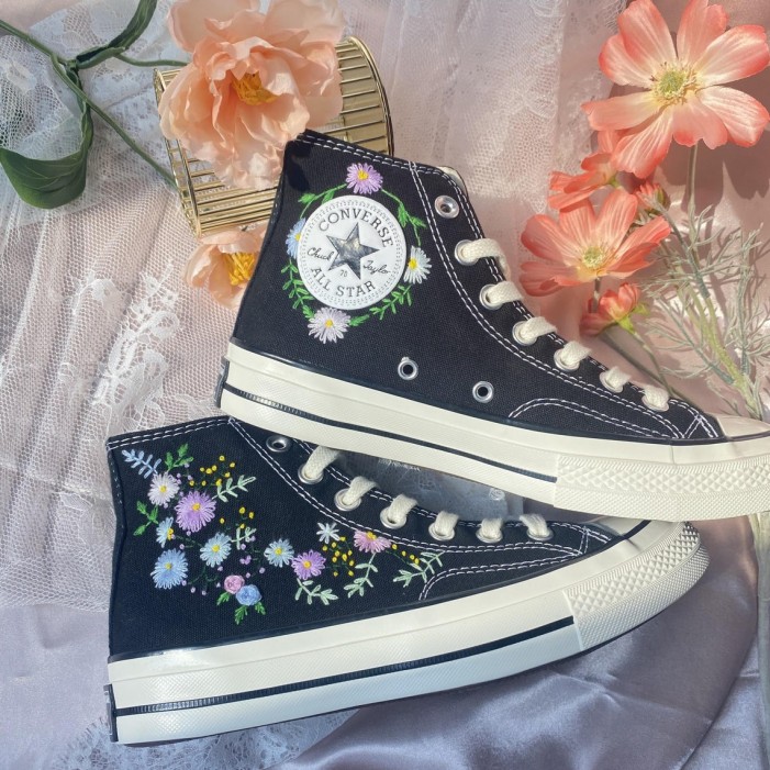 Renkli Çiçek Desenli Özel Nakışlı Siyah Sneaker Renkli Çiçek Desenli Özel Nakışlı Siyah Sneaker