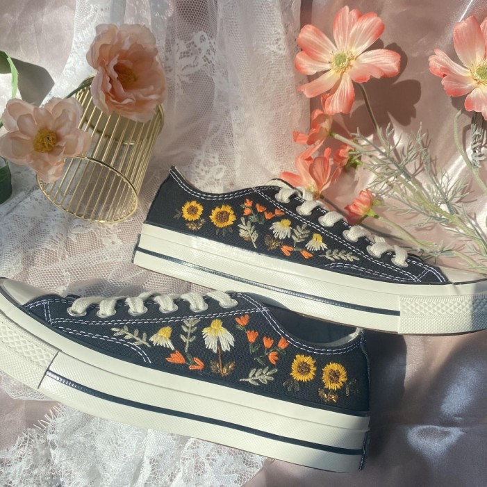 Renkli Çiçek Desenli Özel Nakışlı Siyah Sneaker