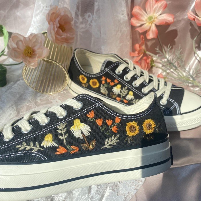 Renkli Çiçek Desenli Özel Nakışlı Siyah Sneaker Renkli Çiçek Desenli Özel Nakışlı Siyah Sneaker
