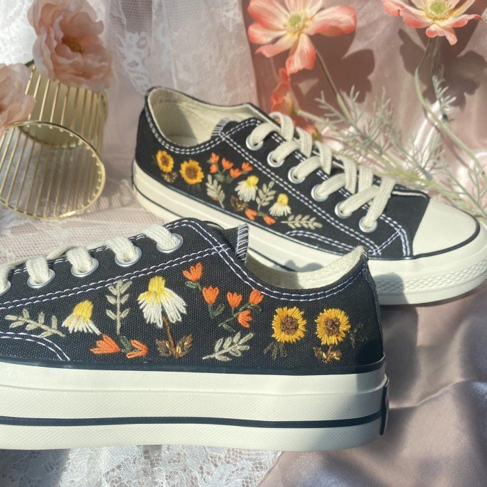 Renkli Çiçek Desenli Özel Nakışlı Siyah Sneaker Renkli Çiçek Desenli Özel Nakışlı Siyah Sneaker