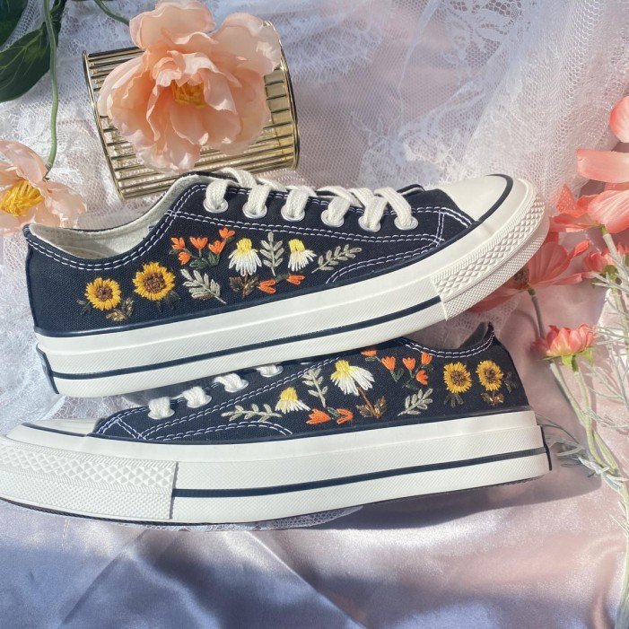 Renkli Çiçek Desenli Özel Nakışlı Siyah Sneaker Renkli Çiçek Desenli Özel Nakışlı Siyah Sneaker