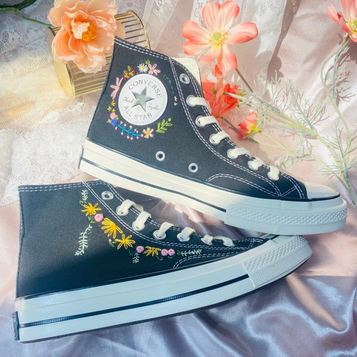 Renkli Çiçek Desenli Özel Nakışlı Siyah Sneaker Renkli Çiçek Desenli Özel Nakışlı Siyah Sneaker