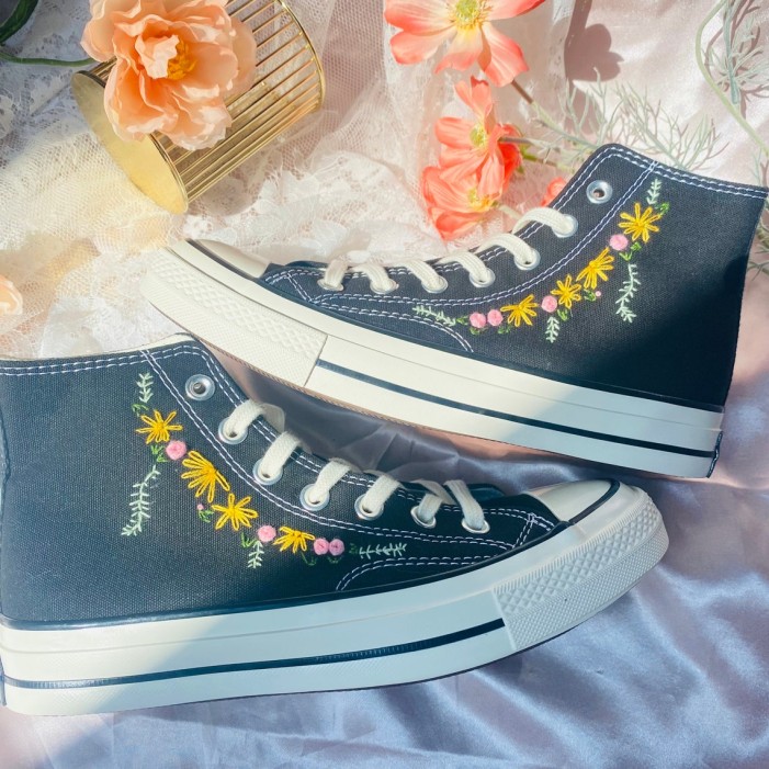 Renkli Çiçek Desenli Özel Nakışlı Siyah Sneaker Renkli Çiçek Desenli Özel Nakışlı Siyah Sneaker