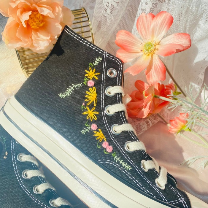 Renkli Çiçek Desenli Özel Nakışlı Siyah Sneaker Renkli Çiçek Desenli Özel Nakışlı Siyah Sneaker