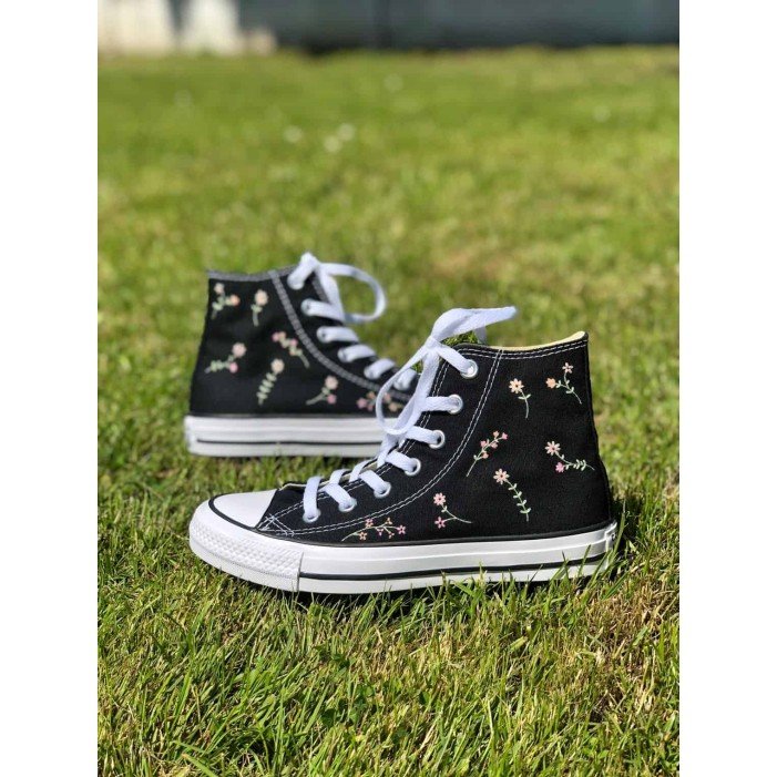 Renkli Çiçek Desenli Özel Nakışlı Siyah Sneaker Renkli Çiçek Desenli Özel Nakışlı Siyah Sneaker