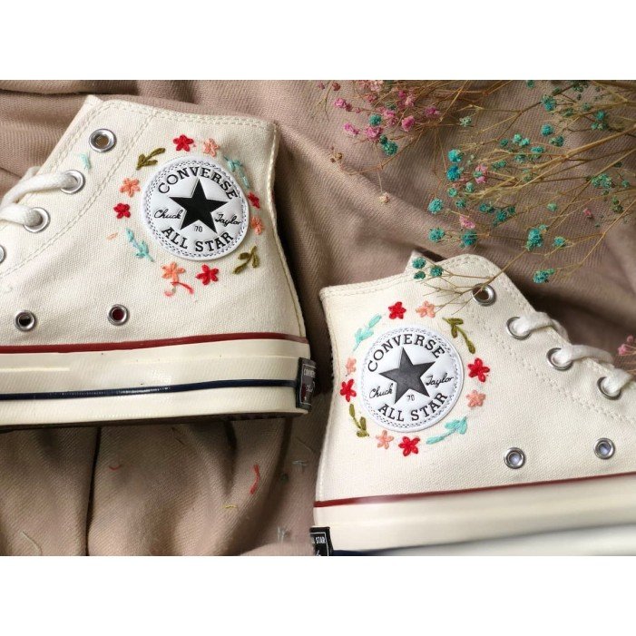 Renkli Çiçek Desenli Özel Nakışlı Beyaz Sneaker Renkli Çiçek Desenli Özel Nakışlı Beyaz Sneaker