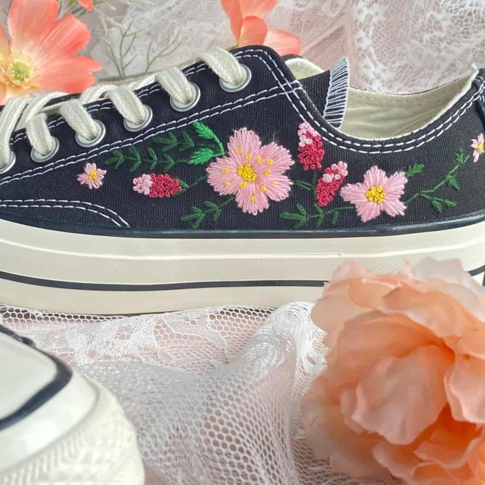 Renkli Çiçek Desenli Özel Nakışlı Siyah Sneaker Renkli Çiçek Desenli Özel Nakışlı Siyah Sneaker
