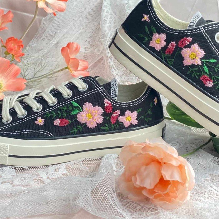 Renkli Çiçek Desenli Özel Nakışlı Siyah Sneaker Renkli Çiçek Desenli Özel Nakışlı Siyah Sneaker