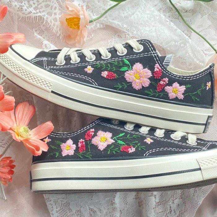 Renkli Çiçek Desenli Özel Nakışlı Siyah Sneaker Renkli Çiçek Desenli Özel Nakışlı Siyah Sneaker