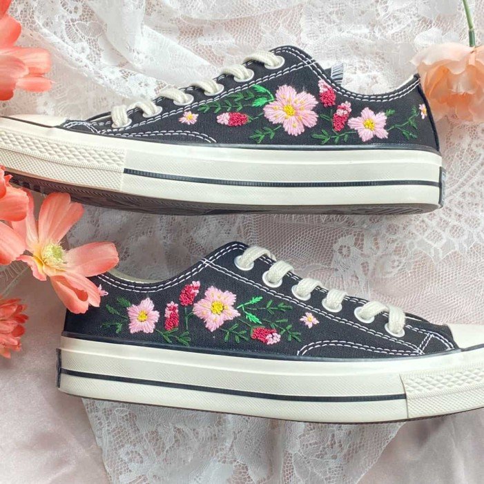 Renkli Çiçek Desenli Özel Nakışlı Siyah Sneaker Renkli Çiçek Desenli Özel Nakışlı Siyah Sneaker