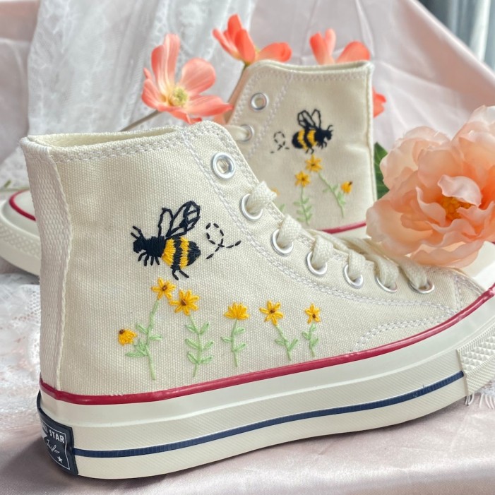 Renkli Çiçek Desenli Özel Nakışlı Beyaz Sneaker Renkli Çiçek Desenli Özel Nakışlı Beyaz Sneaker