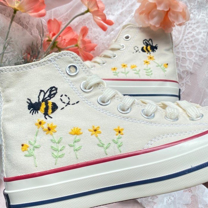 Renkli Çiçek Desenli Özel Nakışlı Beyaz Sneaker Renkli Çiçek Desenli Özel Nakışlı Beyaz Sneaker