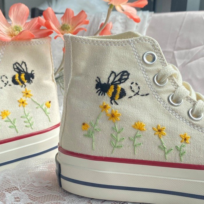 Renkli Çiçek Desenli Özel Nakışlı Beyaz Sneaker Renkli Çiçek Desenli Özel Nakışlı Beyaz Sneaker