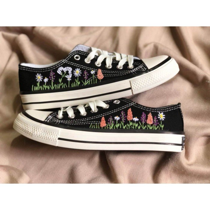 Renkli Çiçek Desenli Özel Nakışlı Siyah Sneaker Renkli Çiçek Desenli Özel Nakışlı Siyah Sneaker