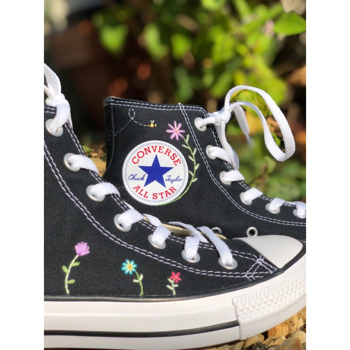 Renkli Çiçek Desenli Özel Nakışlı Siyah Sneaker Renkli Çiçek Desenli Özel Nakışlı Siyah Sneaker
