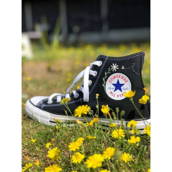 Renkli Çiçek Desenli Özel Nakışlı Siyah Sneaker Renkli Çiçek Desenli Özel Nakışlı Siyah Sneaker