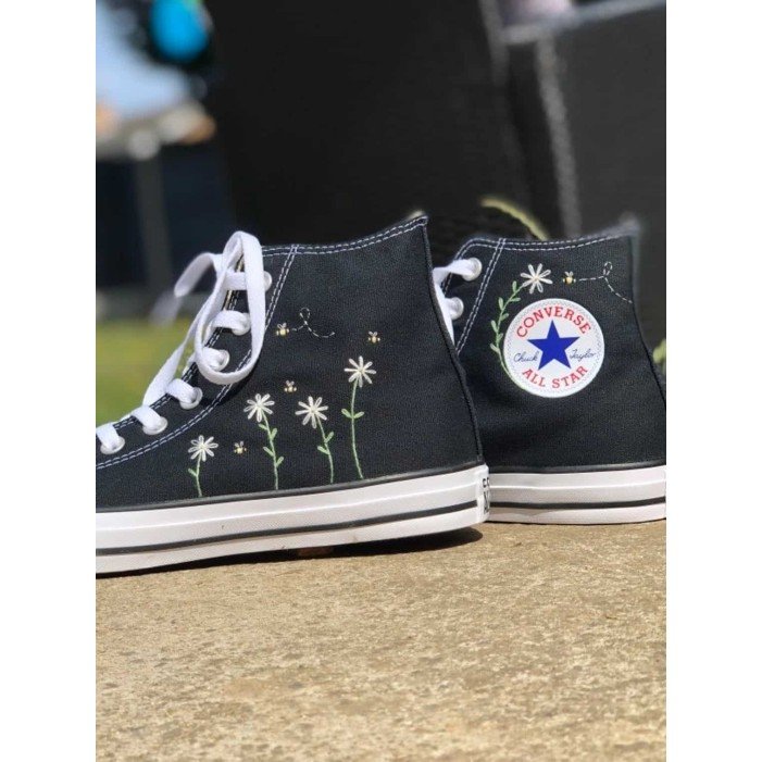 Renkli Çiçek Desenli Özel Nakışlı Siyah Sneaker Renkli Çiçek Desenli Özel Nakışlı Siyah Sneaker