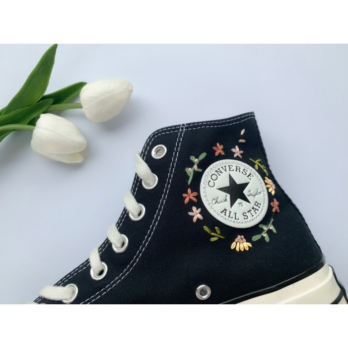 Renkli Çiçek Desenli Özel Nakışlı Siyah Sneaker Renkli Çiçek Desenli Özel Nakışlı Siyah Sneaker