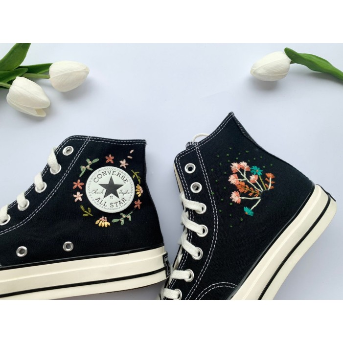 Renkli Çiçek Desenli Özel Nakışlı Siyah Sneaker Renkli Çiçek Desenli Özel Nakışlı Siyah Sneaker