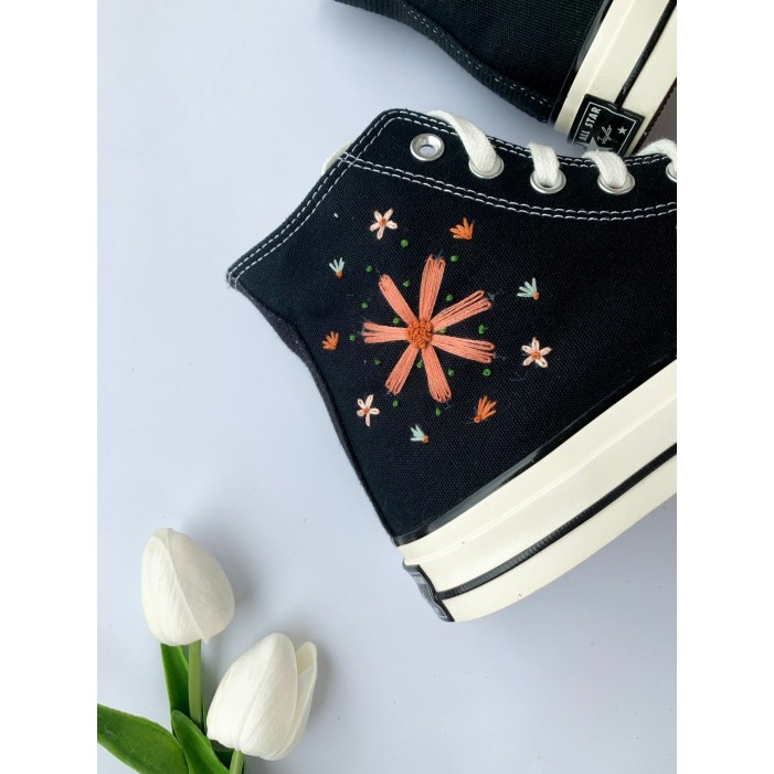 Renkli Çiçek Desenli Özel Nakışlı Siyah Sneaker Renkli Çiçek Desenli Özel Nakışlı Siyah Sneaker