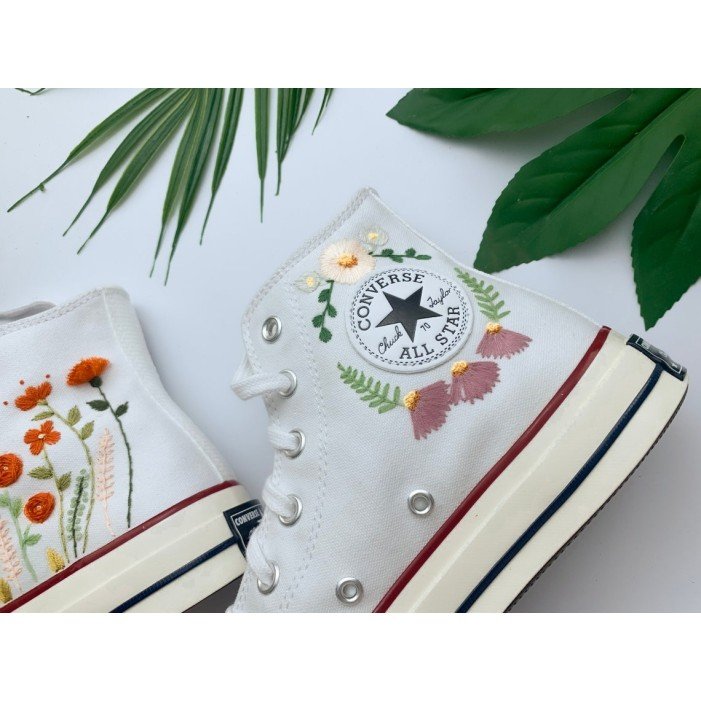 Renkli Çiçek Desenli Özel Nakışlı Beyaz Sneaker Renkli Çiçek Desenli Özel Nakışlı Beyaz Sneaker
