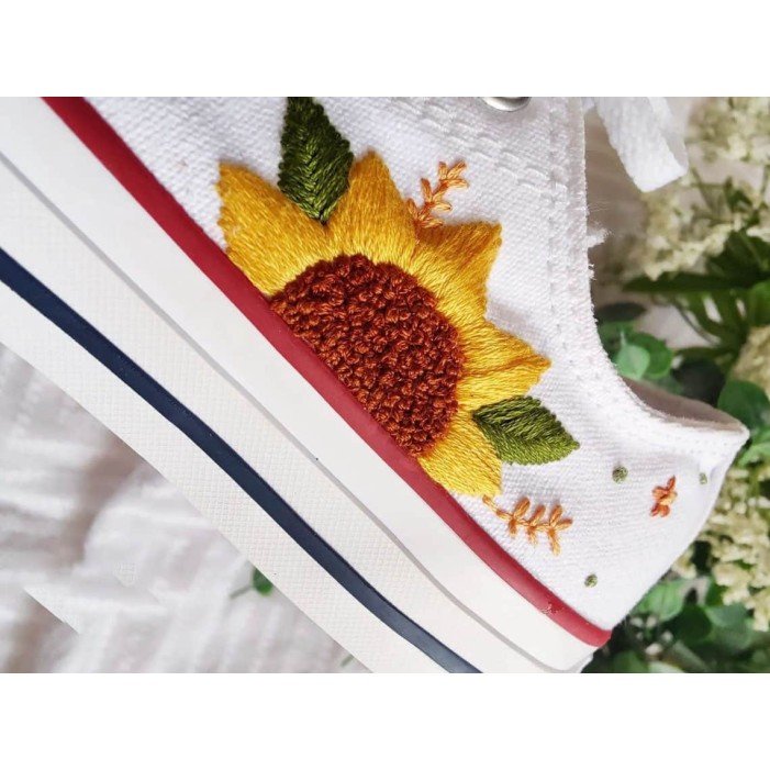 Renkli Çiçek Desenli Özel Nakışlı Beyaz Sneaker Renkli Çiçek Desenli Özel Nakışlı Beyaz Sneaker