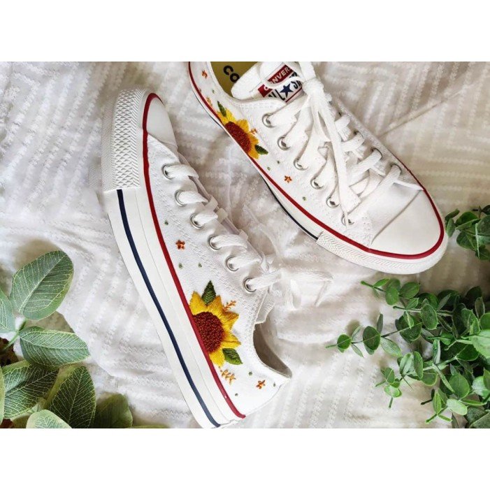 Renkli Çiçek Desenli Özel Nakışlı Beyaz Sneaker Renkli Çiçek Desenli Özel Nakışlı Beyaz Sneaker