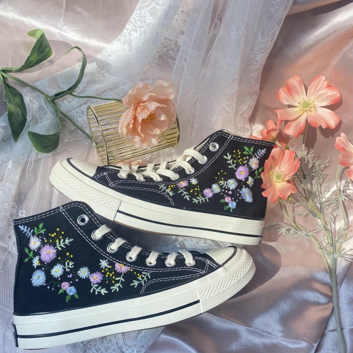 Renkli Çiçek Desenli Özel Nakışlı Siyah Sneaker Renkli Çiçek Desenli Özel Nakışlı Siyah Sneaker