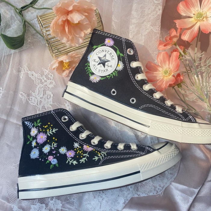 Renkli Çiçek Desenli Özel Nakışlı Siyah Sneaker Renkli Çiçek Desenli Özel Nakışlı Siyah Sneaker
