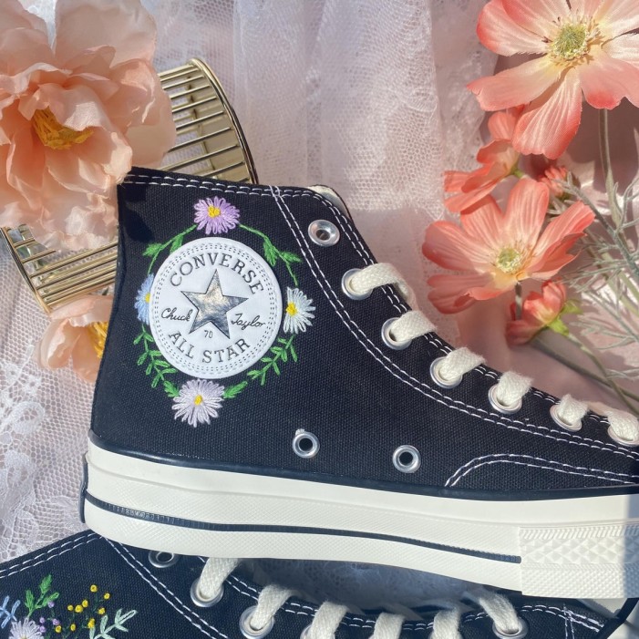 Renkli Çiçek Desenli Özel Nakışlı Siyah Sneaker Renkli Çiçek Desenli Özel Nakışlı Siyah Sneaker