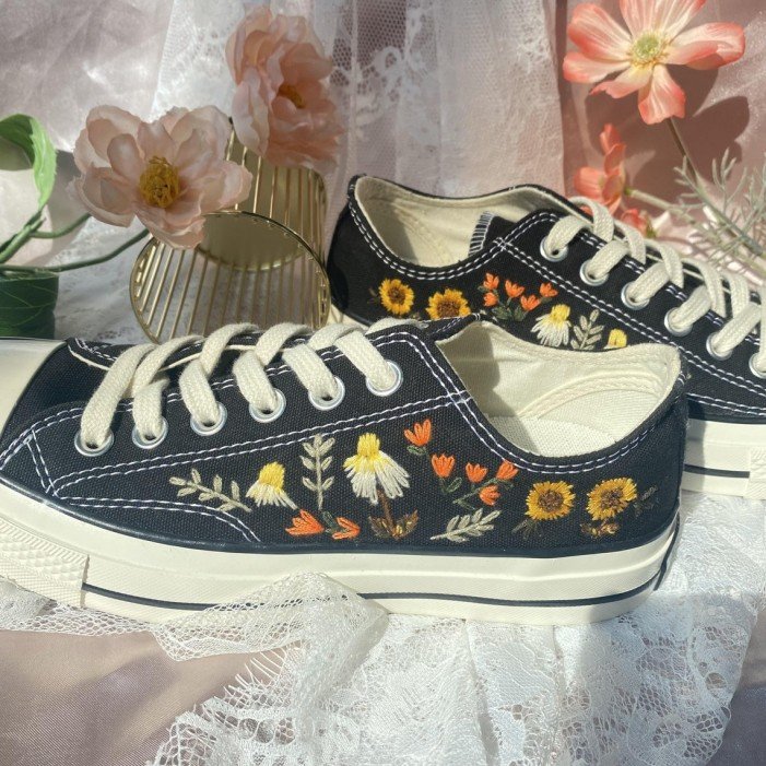 Renkli Çiçek Desenli Özel Nakışlı Siyah Sneaker Renkli Çiçek Desenli Özel Nakışlı Siyah Sneaker