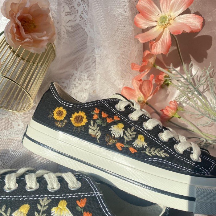 Renkli Çiçek Desenli Özel Nakışlı Siyah Sneaker Renkli Çiçek Desenli Özel Nakışlı Siyah Sneaker