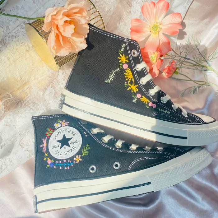 Renkli Çiçek Desenli Özel Nakışlı Siyah Sneaker Renkli Çiçek Desenli Özel Nakışlı Siyah Sneaker
