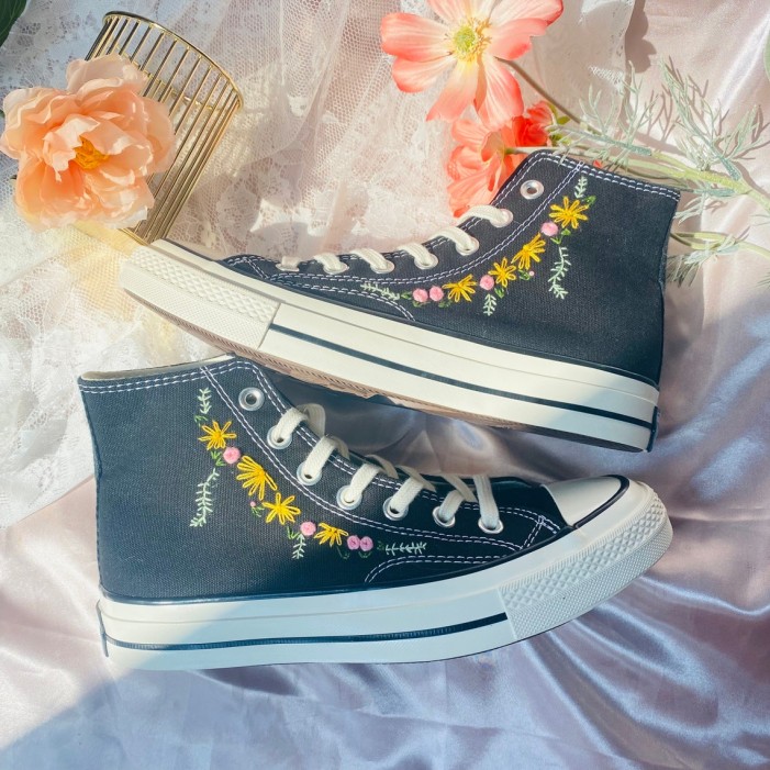 Renkli Çiçek Desenli Özel Nakışlı Siyah Sneaker Renkli Çiçek Desenli Özel Nakışlı Siyah Sneaker