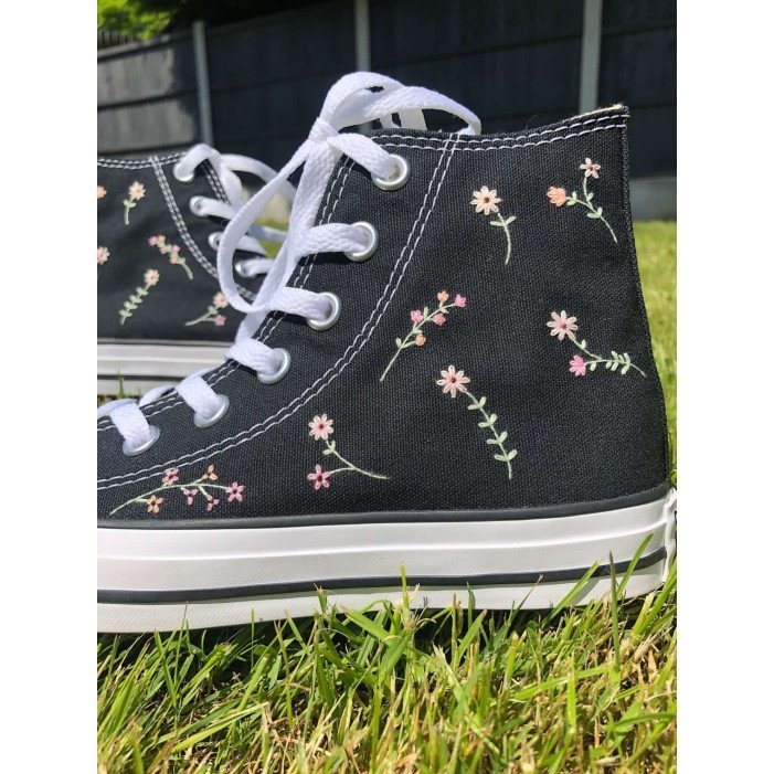Renkli Çiçek Desenli Özel Nakışlı Siyah Sneaker Renkli Çiçek Desenli Özel Nakışlı Siyah Sneaker