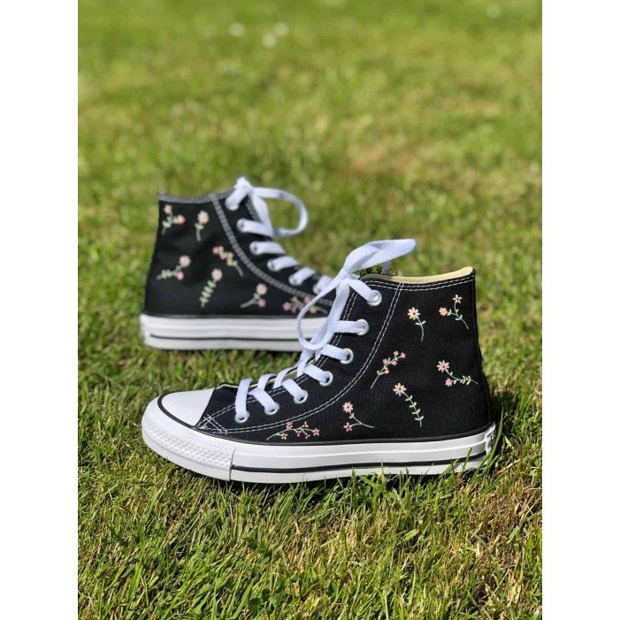 Renkli Çiçek Desenli Özel Nakışlı Siyah Sneaker Renkli Çiçek Desenli Özel Nakışlı Siyah Sneaker