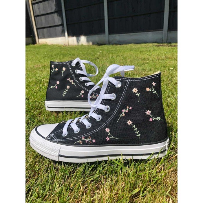 Renkli Çiçek Desenli Özel Nakışlı Siyah Sneaker Renkli Çiçek Desenli Özel Nakışlı Siyah Sneaker