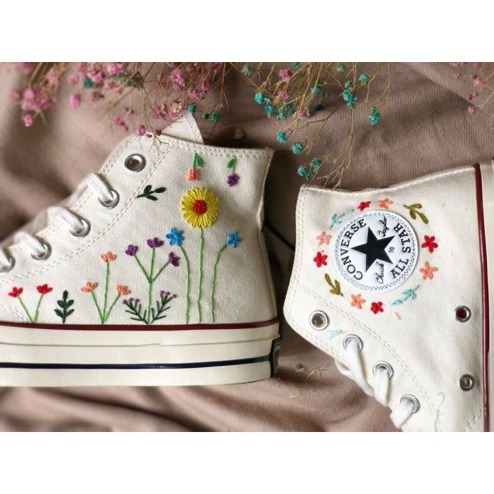 Renkli Çiçek Desenli Özel Nakışlı Beyaz Sneaker Renkli Çiçek Desenli Özel Nakışlı Beyaz Sneaker