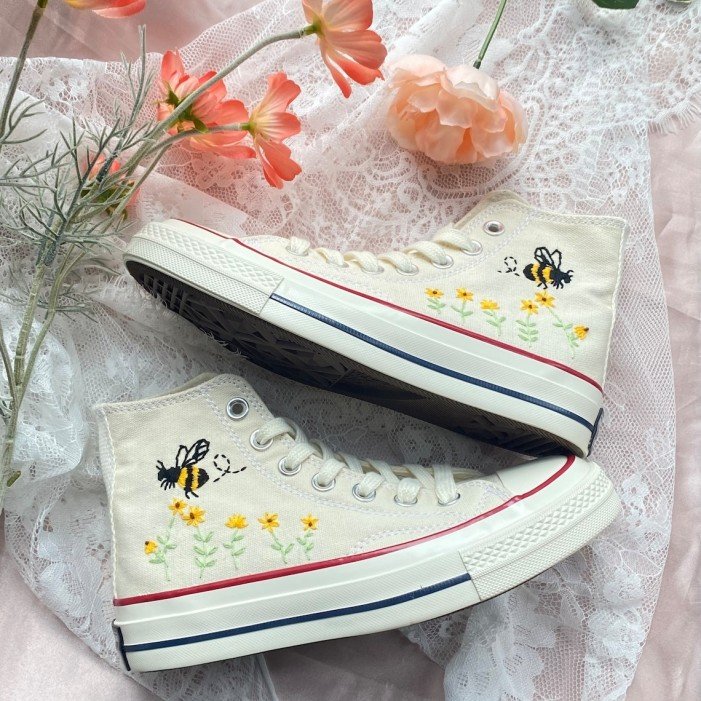 Renkli Çiçek Desenli Özel Nakışlı Beyaz Sneaker Renkli Çiçek Desenli Özel Nakışlı Beyaz Sneaker