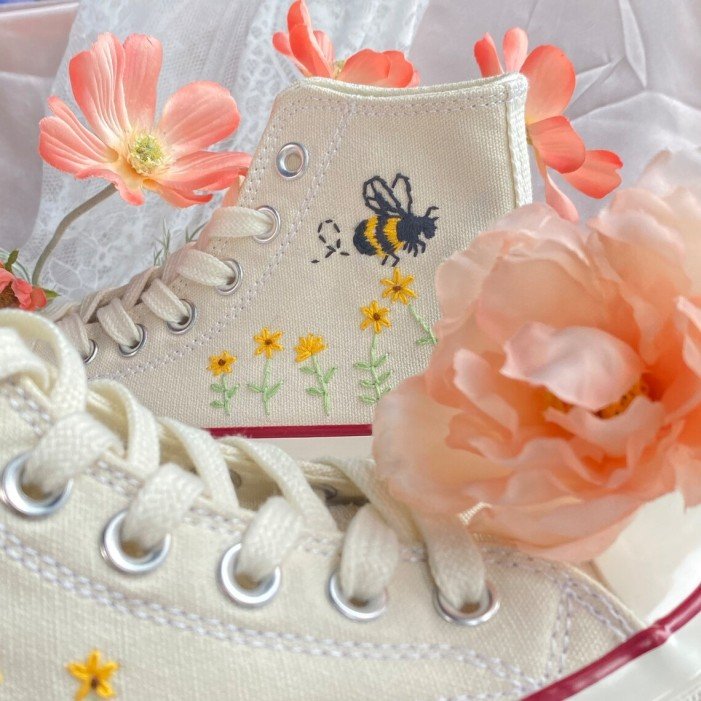 Renkli Çiçek Desenli Özel Nakışlı Beyaz Sneaker Renkli Çiçek Desenli Özel Nakışlı Beyaz Sneaker