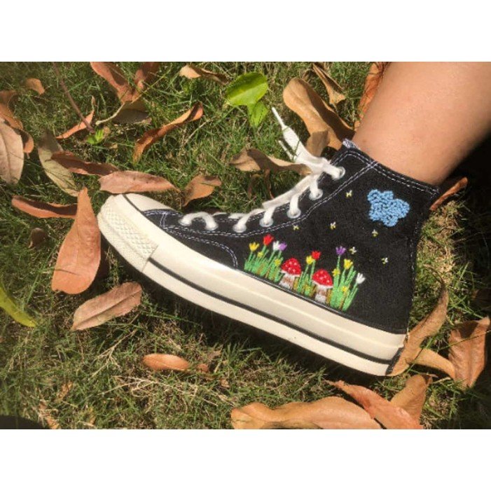 Renkli Çiçek Desenli Özel Nakışlı Siyah Sneaker Renkli Çiçek Desenli Özel Nakışlı Siyah Sneaker