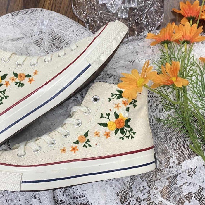 Renkli Çiçek Desenli Özel Nakışlı Beyaz Sneaker Renkli Çiçek Desenli Özel Nakışlı Beyaz Sneaker