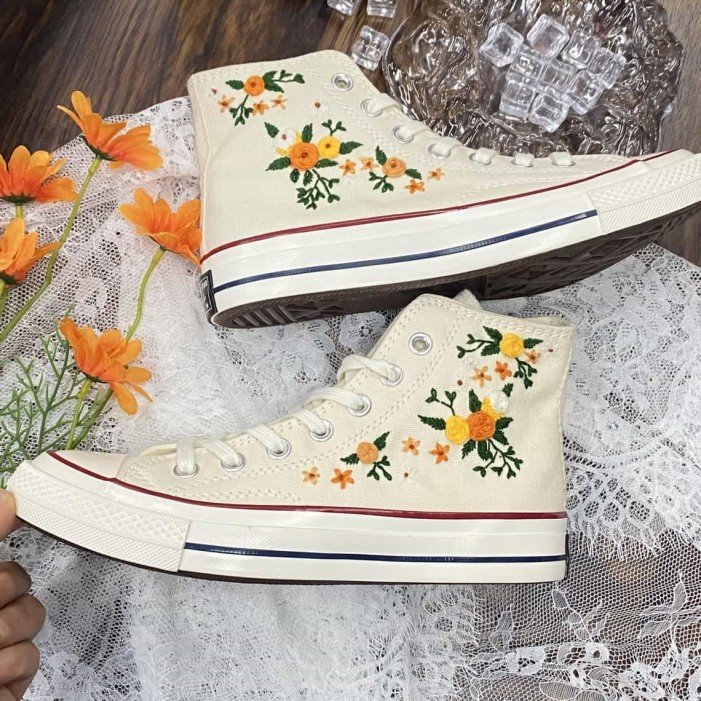 Renkli Çiçek Desenli Özel Nakışlı Beyaz Sneaker Renkli Çiçek Desenli Özel Nakışlı Beyaz Sneaker