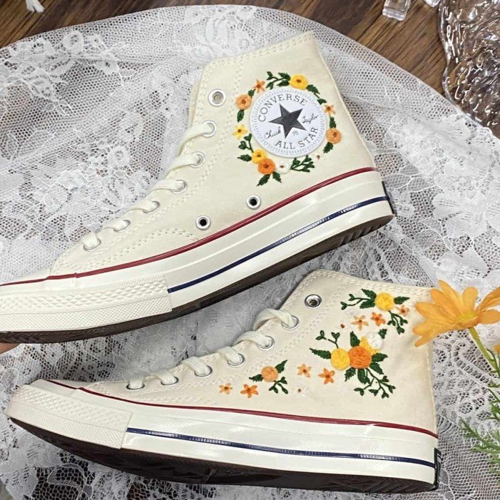 Renkli Çiçek Desenli Özel Nakışlı Beyaz Sneaker Renkli Çiçek Desenli Özel Nakışlı Beyaz Sneaker