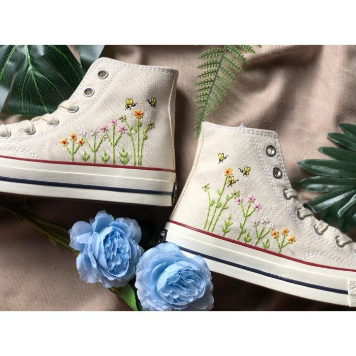 Renkli Çiçek Desenli Özel Nakışlı Beyaz Sneaker Renkli Çiçek Desenli Özel Nakışlı Beyaz Sneaker