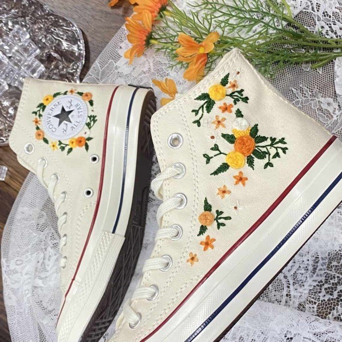 Renkli Çiçek Desenli Özel Nakışlı Beyaz Sneaker Renkli Çiçek Desenli Özel Nakışlı Beyaz Sneaker