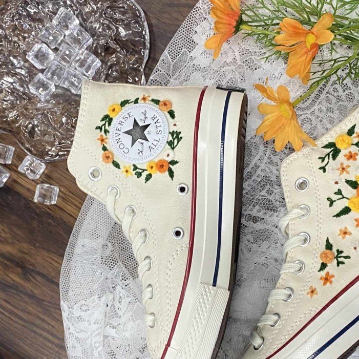 Renkli Çiçek Desenli Özel Nakışlı Beyaz Sneaker Renkli Çiçek Desenli Özel Nakışlı Beyaz Sneaker